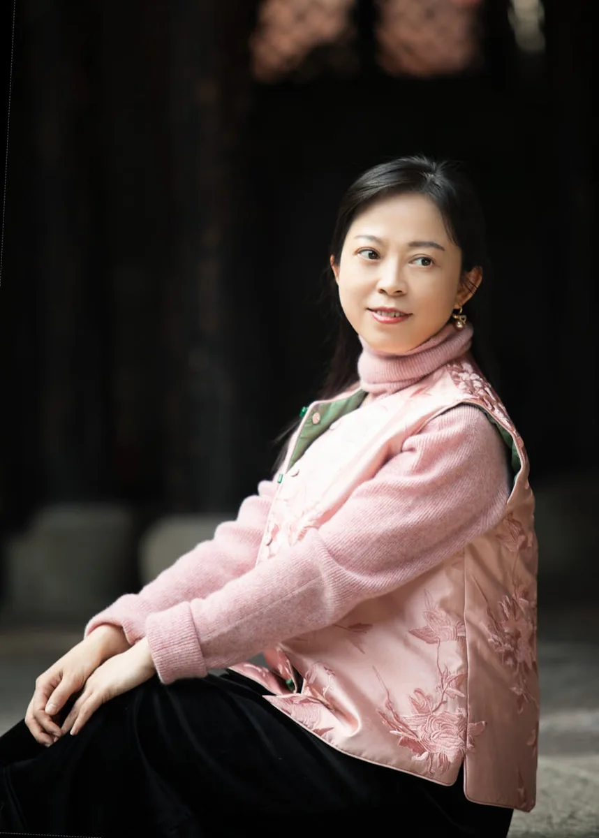 悬疑推理题材封面，冷色调空间与线索细节构成的画面语言
